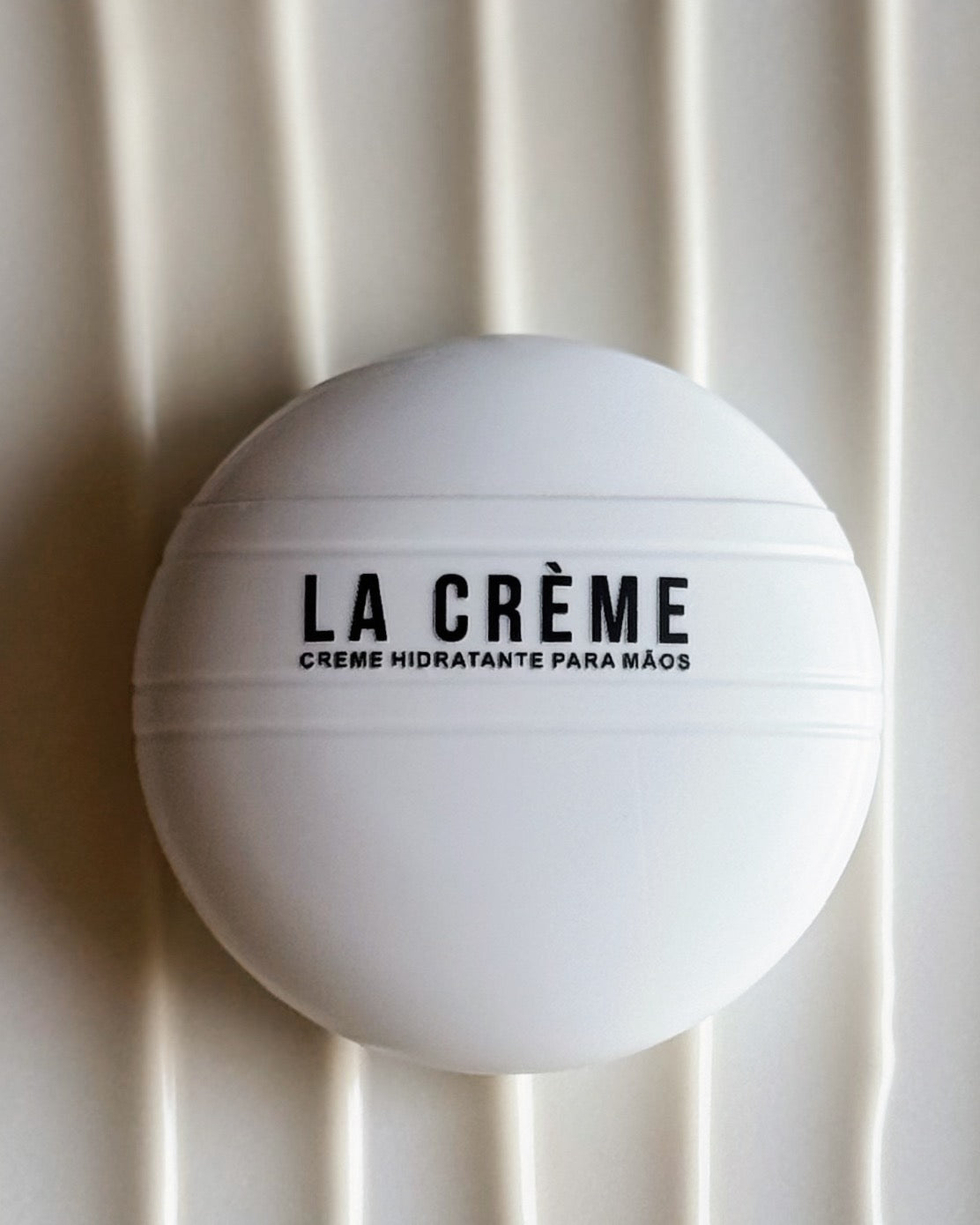 Pote branco do La Crème visto de cima, com a marca em destaque