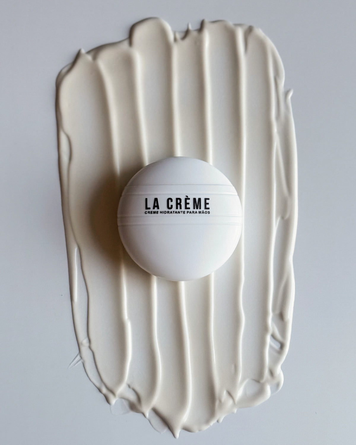 Pote do La Crème sobre uma camada do creme espalhado